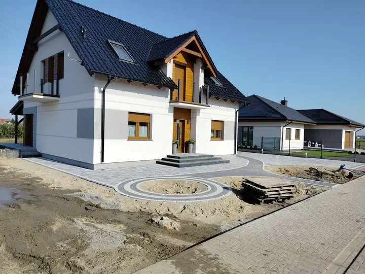 Podjazd z kostki brukowej z motywem koła — realizacja we Wrocławiu